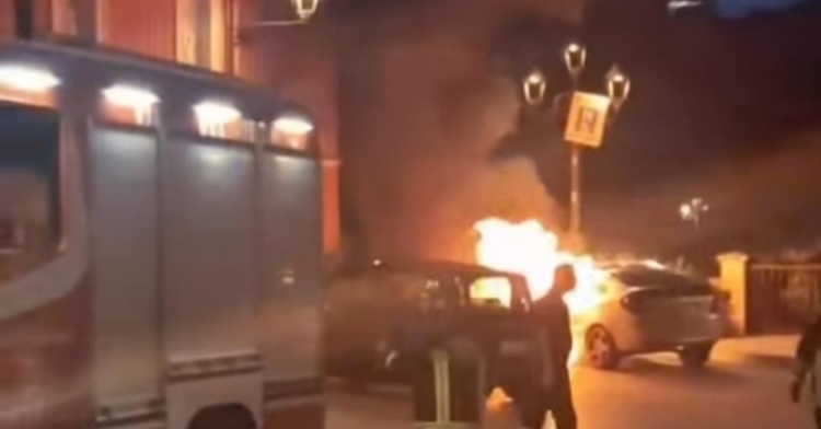 ARPINO - AUTO DIVORATA DALLE FIAMME