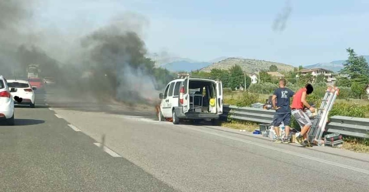 SUPERSTRADA FERENTINO - FURGONE IN FIAMME