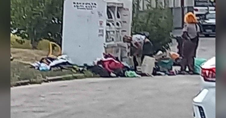ISOLA LIRI - CERCANO ABITI USATI NEI CASSONETTI