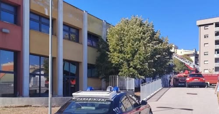 FROSINONE - INCENDIO SCUOLA CAVONI