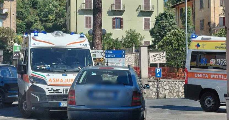 ISOLA LIRI - AMBULANZA COINVOLTA IN UN INCIDENTE AL CAPOCROCE