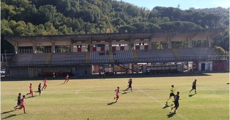 ISOLA LIRI CALCIO  - I BIANCOROSSI SOFFRONO MA VINCONO NEL DESERTO DELLO STADIO