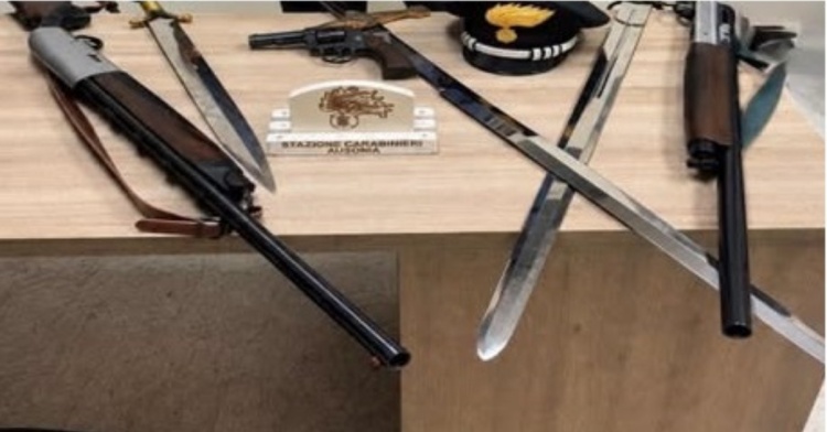 IL FATTO - DETENEVA SPADE E REVOLVER