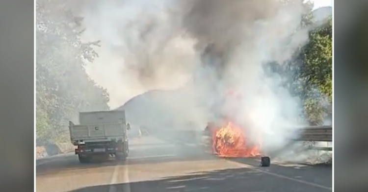 SUPERSTRADA - AUTO DIVORATA DALLE FIAMME