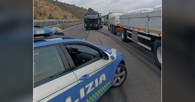 VEROLI - TESTA CODA DI UN AUTOCARRO IN SUPERSTRADA