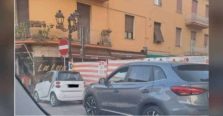 ISOLA LIRI - LA MINI ROTATORIA E I PARCHEGGI SELVAGGI