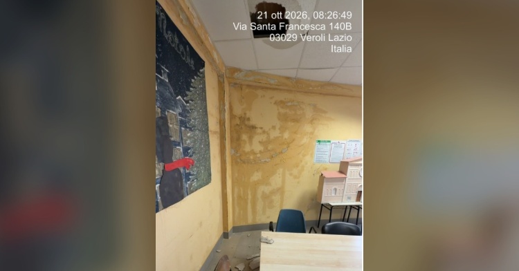 VEROLI - CROLLANO CALCINACCI IN UN'AULA